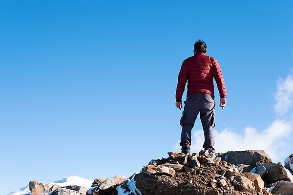 포토 JPG 해외이미지 백인 구름 라이프스타일 남자 스포츠 여행 겨울 배낭 모션 자연 하늘 산 한명 사람 풍경 성인 야외 가로 태양 뷰티 여행객 걷기 맑음 힘 하이킹 자유 황무지 고독 위험 언덕 명상 산봉우리 눈내림 카피스페이스 산맥 해외포토 자연요소 서양인 1 계절 감정 컨셉 가방 레저 날씨 눈_날씨 생활 공백 생태계 봉우리 파일형식 이미지허브