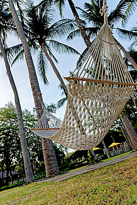 포토 JPG 해외이미지 나무 라이프스타일 공원 밧줄 바다 여행 컨셉 태국 자연 하늘 호텔 휴가 휴식 풍경 사람없음 야외 목재 초록색 여름 농장 정원 맑음 침묵 시골 잠 그물 놀이터 그네 시골집 원예 휴양지 매듭 해먹 망사 뒤뜰 파라다이스 안락 해외포토 식물 계절 공공시설 아시아 줄 컬러 농업 재료 놀이 숙소 날씨 주택 취미 생활 소리 장소 침대 직물 생태계 파일형식 이미지허브