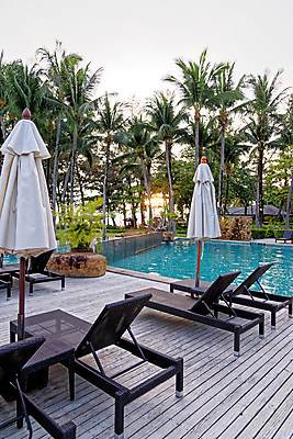 포토 JPG 해외이미지 나무 구름 바다 섬 여행 의자 태국 하늘 호텔 휴가 휴식 손바닥 풍경 사람없음 야외 물 여름 야자수 태양 평화 맑음 수영 침묵 만 휴양지 석호 이국적 터키석 파라다이스 해외포토 자연요소 식물 손 계절 아시아 가구 컨셉 숙소 날씨 소리 장소 수상스포츠 보석 파일형식 이미지허브