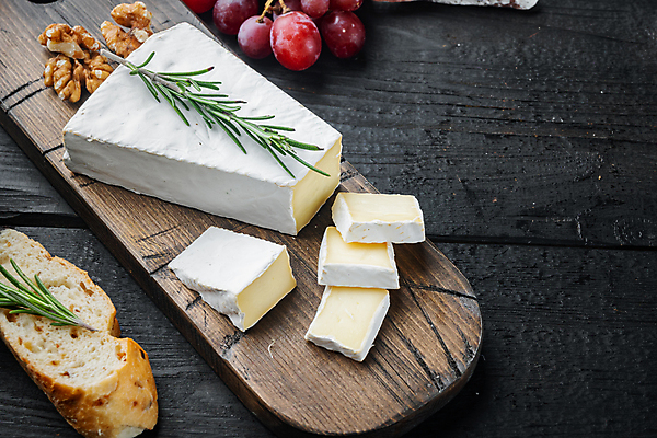 포토 JPG 해외이미지 포도 치즈 사람없음 노란색 호두 나무도마 브리치즈 해외포토 컬러 과일 유제품 도마 목재 견과류 파일형식 이미지허브