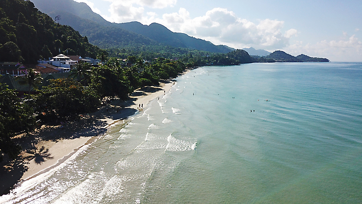포토 JPG 해외이미지 나무 아시아 모래 바다 섬 여행 태국 자연 하늘 휴가 휴식 열대 산 파노라마 동양인 사람없음 야외 초록색 물 파란색 맑음 만 숲 언덕 드론 파라다이스 그리너리 해외포토 자연요소 식물 나라 컬러 컨셉 날씨 촬영기법 인종 생태계 파일형식 트랜드컬러 이미지허브