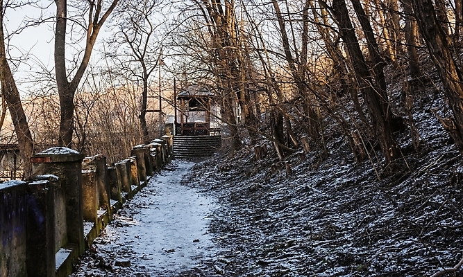 포토 JPG 해외이미지 나무 공원 유럽 길 벽 여행 겨울 건축양식 자연 아침 사람없음 야외 건물 탑 맑음 추위 도시 역사 언덕 우크라이나 파멸 해외포토 주간 식물 건축물 계절 공공시설 건축 나라 컨셉 날씨 생태계 파일형식 소멸 이미지허브
