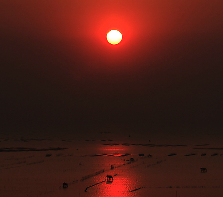 포토 JPG 해외이미지 호수 파도 오렌지 하늘 사람없음 빨간색 빛 세트 컬러풀 태양 뷰티 노란색 평화 일출 황혼 일몰 새벽 기쁨 광선 보트 서핑 분위기 정상 저녁 상승 먼지 폭풍 솜털 방사형 수평선 더스트파티클 해외포토 자연요소 감정 바다 컬러 컨셉 배_교통 과일 날씨 노을 수상스포츠 야간 파일형식 이미지허브