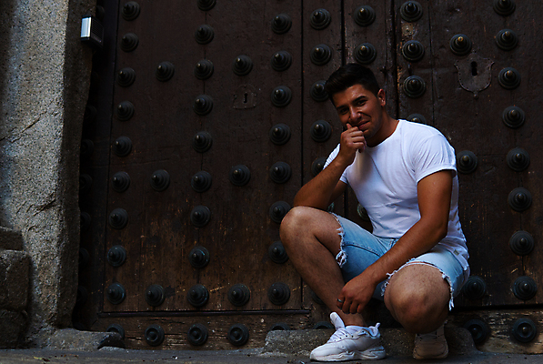 포토 JPG 해외이미지 백인 모델 라이프스타일 옷 남자 행복 얼굴 백그라운드 티셔츠 비즈니스 휴식 고글 수염 한명 사람 소년 성인 머리 유행 문 회색 수확 흰색 표현 중앙 시원함 내추럴 스타일 해외포토 서양인 1 감정 어린이 컬러 컨셉 셔츠 농업 생활 신체부위 파일형식 이미지허브