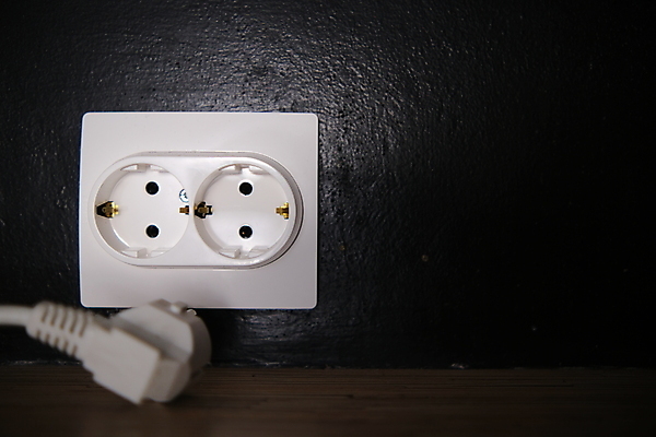 포토 JPG 해외이미지 손 유럽 선 벽 백그라운드 컨셉 손가락 가정 주택 사람없음 내부 초록색 빛 힘 기계 장비 에너지 흰색 콘센트 플러그 코드 연결 위험 플라스틱 철사 팔 고립 더블 삽입 생태학 전압 효율 공급 비용 해외포토 교육 나라 컬러 재질 건물 신체부위 경제 파일형식 이미지허브