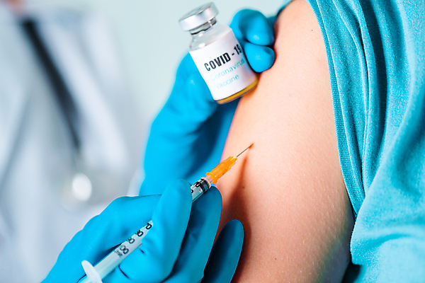 포토 JPG 해외이미지 손 주사기 들기 아웃포커스 신체부위 간호사 의사 잡기 바이러스 예방 주사약 백신 예방접종 예방주사 팔뚝 코로나바이러스 해외포토 의학 의료기기 모션 촬영기법 사람 약 의료진 접종 파일형식 이미지허브