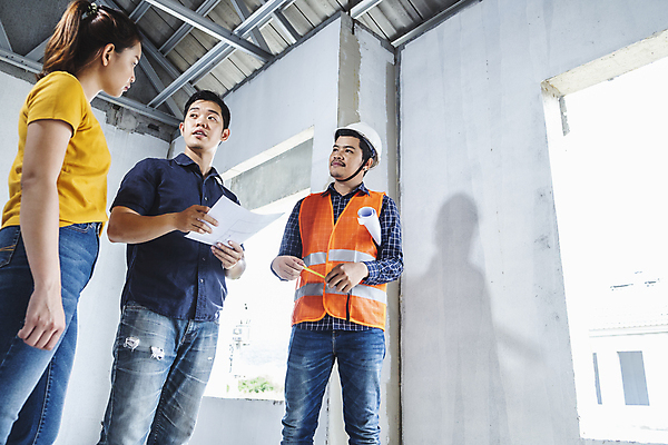 포토 JPG 해외이미지 백인 직업 남자 산업 유니폼 건축양식 노동자 주택 안전 사람 동양인 성인 야외 내부 건물 세명 업무 기술자 엔지니어 재산 수리 제조 감독 계획 안전모 헬멧 건축가 땅 창고 서비스 감독관 정비공 공학 점검 유지 건축업자 계약자 프로젝트 해외포토 서양인 건축물 옷 교육 건축 컨셉 인종 금융 작업 안전장비 보호장비 계약 파일형식 이미지허브
