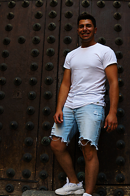 포토 JPG 해외이미지 백인 모델 라이프스타일 옷 남자 행복 얼굴 백그라운드 티셔츠 비즈니스 휴식 고글 수염 한명 사람 소년 성인 머리 유행 문 회색 수확 흰색 표현 중앙 시원함 내추럴 스타일 해외포토 서양인 1 감정 어린이 컬러 컨셉 셔츠 농업 생활 신체부위 파일형식 이미지허브