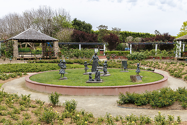 포토 JPG 해외이미지 나무 식물 꽃 길 자연 휴식 사람없음 야외 건물 빨간색 초록색 조각상 갈색 환경 정원 검은색 회색 호주 오두막 타일 원예 시멘트 해외포토 건축물 컬러 컨셉 취미 조형물 오세아니아 생태계 파일형식 이미지허브