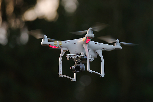 포토 JPG 해외이미지 직업 지도 모션 하늘 전등 안테나 취미 사람없음 카메라 디지털 촬영 일몰 비행 헬리콥터 저녁 무선전화기 로봇 항공 프로펠러 보안 감시 멀리 동영상 발견 혁명 드론 면허증 스파이 오리엔테이션 제어 해외포토 컨셉 통신 조명 비행기 안전 전자제품 노을 야간 전화기 면허 증명서 파일형식 이미지허브