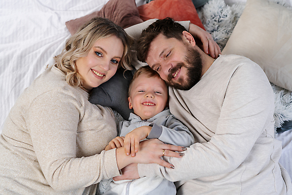 포토 JPG 해외이미지 백인 라이프스타일 커플 여자 남자 행복 아들 어린이 가족 관계 포옹 엄마 주택 함께함 실내 3 사랑 사람 앉기 소년 성인 내부 세명 부모 소파 임신 육아 자녀 아기 그룹 아빠 리빙 돌봄 해외포토 서양인 감정 컨셉 의자 안기 모션 건물 생활 파일형식 이미지허브