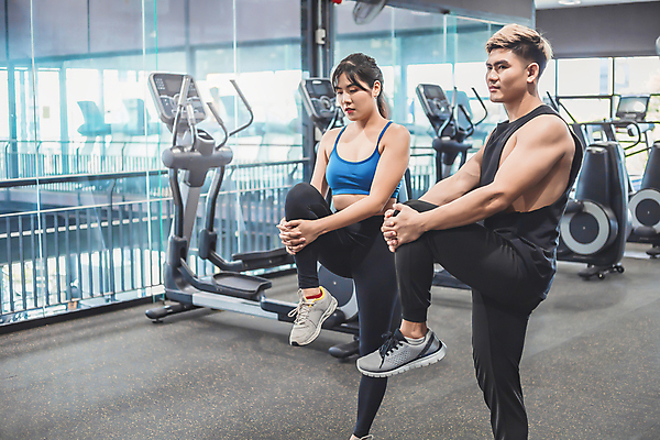 포토 JPG 해외이미지 전신 백인 커플 여자 남자 커플라이프 실내 성인 두명 옆모습 운동복 운동 건강관리 스트레칭 헬스장 잡기 런닝머신 다리들기 성인만 해외포토 서양인 라이프스타일 옷 뷰포인트 관계 모션 건강 관리 사람 내부 운동기구 헬스 파일형식 이미지허브