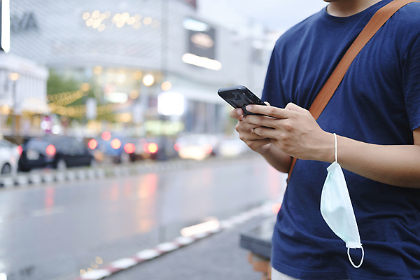포토 JPG 해외이미지 라이프스타일 인터넷 통신 무선통신 거리 사람없음 스마트폰 핸드폰 도시 기다림 메시지 바이러스 보호 질병 예방 시티라이프 전염병 해외포토 컨셉 의학 모션 생활 전자제품 스마트기기 파일형식 이미지허브