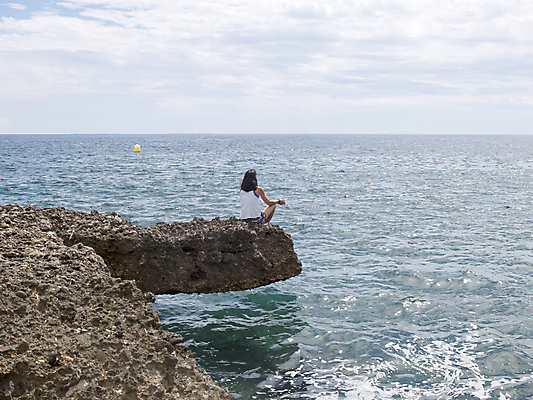 포토 JPG 해외이미지 1 라이프스타일 웰빙 여자 바다 생각 요가 자연 휴가 휴식 한명 사람 앉기 성인 해변 야외 뒷모습 물 여름 고요 에너지 자유 바위 고독 집중 명상 혼자 수평선 카피스페이스 해외포토 자연요소 계절 감정 뷰포인트 컨셉 모션 생활 공백 돌_바위 생태계 파일형식 이미지허브
