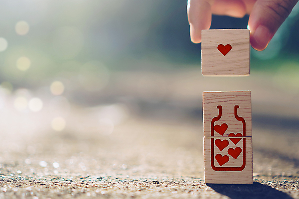 포토 JPG 해외이미지 주간 손 사랑 들기 야외 아웃포커스 신체부위 쌓기 블록 하트 병 보케 해외포토 자연요소 모양 식기 감정 모션 촬영기법 사람 파일형식 이미지허브