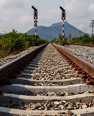 포토 JPG 해외이미지 산업 선 여행 교통시설 모션 사람없음 경제 일출 금속 어둠 황혼 기차 화물 역 야간 교차로 창고 서비스 마차 단상 덩어리 선로 철강 많음 해외포토 자연요소 길 육상교통 교통수단 교통 컨셉 재질 대중교통 노을 일몰 운송업 시설 파일형식 이미지허브