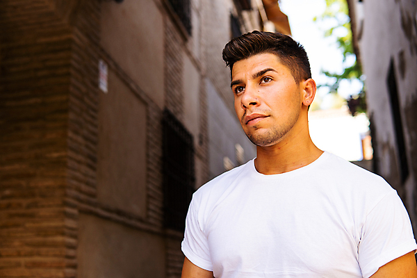 포토 JPG 해외이미지 백인 라이프스타일 남자 행복 감정 유럽 얼굴 포즈 컨셉 셔츠 수염 거리 표정 한명 서기 미소 웃음 사람 성인 야외 갈색 기쁨 흰색 표현 스타일 힙스터 해외포토 서양인 1 패션 나라 컬러 상의 모션 생활 신체부위 파일형식 이미지허브