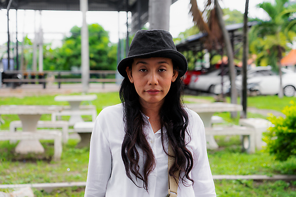 포토 JPG 해외이미지 백인 모델 라이프스타일 응시 옷 공원 여자 행복 얼굴 포즈 백그라운드 장신구 자연 휴가 거리 한명 사람 성인 야외 뷰티 유행 검은색 봄 흰색 도시 화려 고급 우아함 시원함 스타일 해외포토 서양인 1 시선 계절 공공시설 감정 컬러 컨셉 생활 신체부위 생태계 파일형식 이미지허브