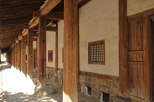 포토 JPG 해외이미지 주간 외관 교육 아시아 벽 여행 건축양식 학교 벽돌 서울 한국 따뜻함 동양인 풍경 사람없음 건물 목재 가로 흙 바위 기둥 도시 점 복도 역사 통로 대학교 남쪽 기관 옛날 해외포토 자연요소 나무 건축물 건축 나라 재료 인종 돌_바위 방향 파일형식 이미지허브