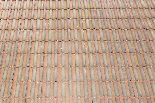 포토 JPG 해외이미지 선 패턴 지붕 주택 사람없음 야외 건물 빨간색 갈색 균열 보호 타일 질감 해외포토 건축물 컬러 컨셉 무늬 모션 파일형식 이미지허브