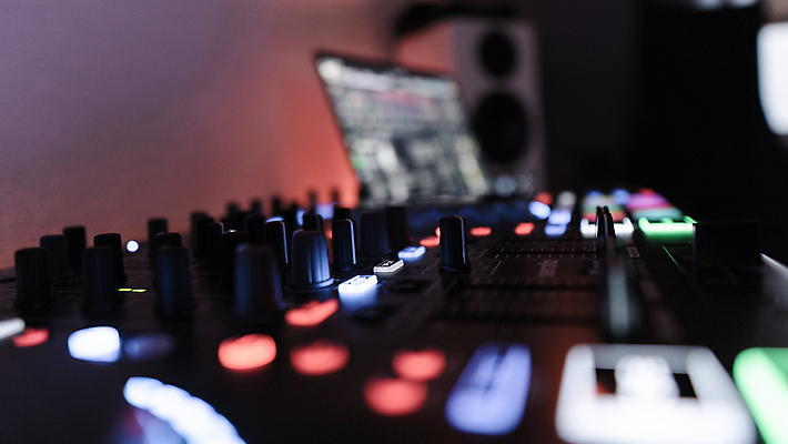 포토 JPG 해외이미지 직업 라이프스타일 손 남자 음악 파도 손가락 놀이 취미 사람없음 노트북 세트 컬러풀 파티 소리 콘서트 공연 장비 기구 축하 잼 갑판 DJ 클럽 디스코 오디오 언론 수납 시끄러움 온라인 멀티미디어 턴테이블 관리자 섞기 업로드 제어 유흥 해외포토 바다 컬러 컨셉 배_교통 문화예술 사람 이벤트 생활 신체부위 전자제품 춤 소스_음식 파일형식 이미지허브