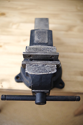 포토 JPG 해외이미지 산업 백그라운드 컨셉 벤치 탁자 노동자 집게 손잡이 사람없음 금속 장비 기구 도구 공구 잡기 업무 작업실 수리 철 목수 오브젝트 서비스 부식 싱글 복고 클립 목공예 정비공 조절 압력 옛날 작업대 조이기 짜기 철강 하드웨어 해외포토 직업 가구 의자 모션 재질 컴퓨터 작업 기술자 공예 파일형식 이미지허브