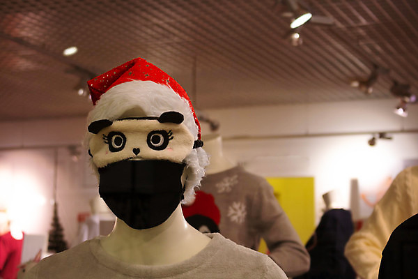 포토 JPG 해외이미지 모델 디자인 배너 옷 행복 얼굴 포즈 백그라운드 컨셉 크리스마스 겨울 산타모자 휴가 새해 거리 가면 안전 사람없음 장식 산타클로스 상점 회색 축하 인사 바이러스 보호 마네킹 12월 레이아웃 소셜 정물화 카피스페이스 미니멀 해외포토 모자_잡화 계절 기념일 감정 컬러 신체부위 공백 예절 날짜 그림 파일형식 이미지허브