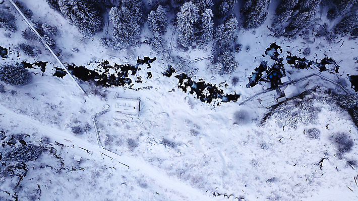 포토 JPG 해외이미지 나무 계절 여행 겨울 자연 동화 산 주택 통 안테나 건강 사람없음 야외 목재 강 골짜기 냉동 얼음 하이킹 자유 흰색 소나무 정상 수증기 숲 서리 내추럴 드론 카자흐스탄 폭설 눈내림 해외포토 자연요소 식물 아시아 컬러 컨셉 재료 통신 레저 눈_날씨 건물 자연재해 생태계 파일형식 이미지허브