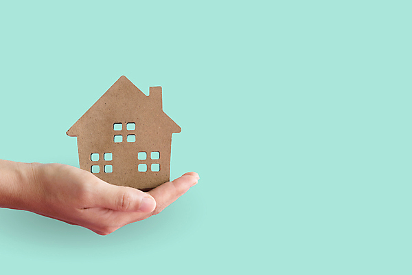 포토 JPG 해외이미지 손 부동산 실내 들기 신체부위 파란배경 건축모형 집모양 해외포토 모양 백그라운드 모션 사람 내부 파란색 모형 재산 파일형식 이미지허브