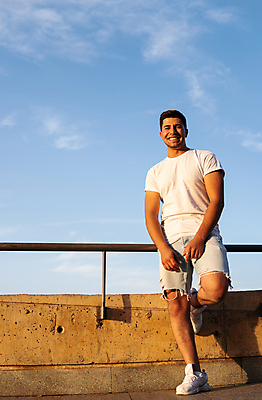 포토 JPG 해외이미지 백인 라이프스타일 남자 행복 감정 유럽 얼굴 포즈 컨셉 셔츠 수염 거리 표정 한명 서기 미소 웃음 사람 성인 야외 갈색 기쁨 흰색 표현 스타일 힙스터 해외포토 서양인 1 패션 나라 컬러 상의 모션 생활 신체부위 파일형식 이미지허브