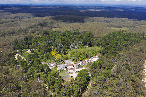 포토 JPG 해외이미지 나무 건축물 잎 자연 지붕 안테나 건강 병원 사람없음 건물 치료 초록색 환경 호주 숲 땅 고립 기관 드론 해외포토 식물 건축 컬러 통신 의학 오세아니아 생태계 파일형식 이미지허브