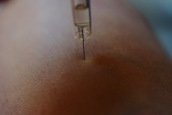 포토 JPG 해외이미지 손 건강 사람없음 약 간호사 의사 바이러스 닫기 소프트포커스 예방 주사약 백신 예방접종 해외포토 의학 모션 촬영기법 신체부위 의료진 접종 파일형식 이미지허브