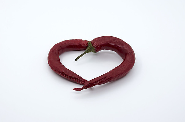 포토 JPG 해외이미지 백그라운드 고추 아침 사람없음 빨간색 흰색 하트 뜨거움 맛 향신료 후추 꼬투리 숙성 억울 해외포토 주간 모양 감정 컬러 컨셉 채소 향미료 파일형식 이미지허브