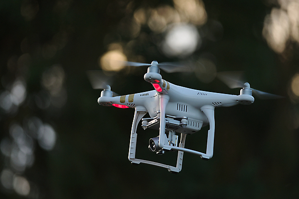 포토 JPG 해외이미지 산업 포즈 안테나 사람없음 야외 옆모습 카메라 우주 디지털 촬영 어둠 일몰 장비 비행 업무 저녁 로봇 영화 항공 서비스 법 갸우뚱 동영상 혁명 드론 면허증 카피스페이스 해외포토 뷰포인트 컨셉 통신 모션 문화예술 전자제품 노을 공백 작업 야간 면허 증명서 파일형식 이미지허브