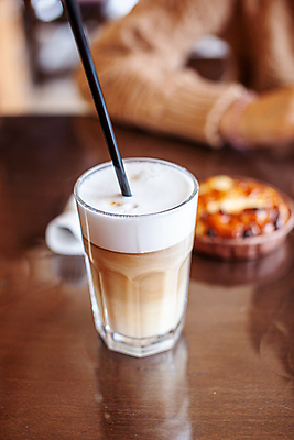 포토 JPG 해외이미지 디자인 커피 음료 음식 백그라운드 유리 탁자 아침 디저트 주택 따뜻함 미술 사람없음 목재 컵 갈색 케이크 식당 축제 식사 거품 카페 빵집 우유 머그컵 흰색 신선 뜨거움 달콤 맛 아침식사 굽기 먹기 크림 상쾌 복고 카푸치노 따뜻한음료 라떼 모카 카페인 해외포토 주간 나무 식기 감정 컬러 가구 컨셉 재료 모션 재질 문화예술 유제품 건물 상점 구이 파일형식 이미지허브
