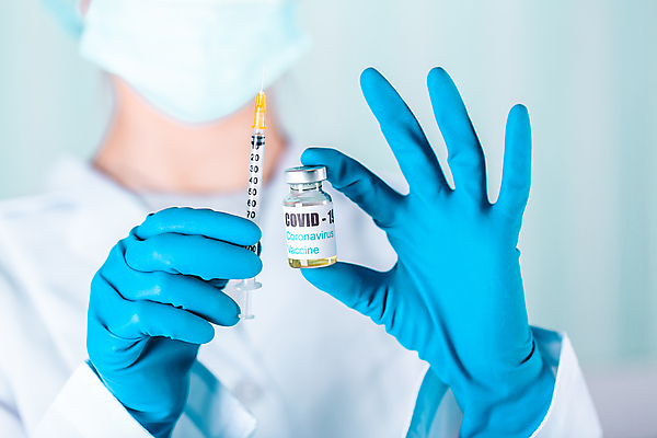 포토 JPG 해외이미지 손 여자 주사기 한명 들기 상반신 성인 앞모습 아웃포커스 간호사 의사 잡기 바이러스 예방 주사약 백신 예방접종 예방주사 성인여자한명만 코로나바이러스 해외포토 1 뷰포인트 의학 의료기기 모션 촬영기법 사람 신체부위 약 의료진 접종 여자한명만 성인여자만 파일형식 이미지허브