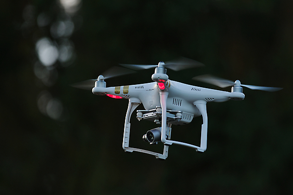 포토 JPG 해외이미지 산업 포즈 안테나 사람없음 야외 옆모습 카메라 우주 디지털 촬영 어둠 일몰 장비 비행 업무 저녁 로봇 영화 항공 서비스 법 갸우뚱 동영상 혁명 드론 면허증 카피스페이스 해외포토 뷰포인트 컨셉 통신 모션 문화예술 전자제품 노을 공백 작업 야간 면허 증명서 파일형식 이미지허브