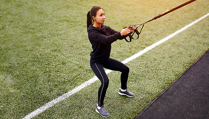 포토 JPG 해외이미지 전신 백인 공원 여자 건강 한명 사람 성인 야외 옆모습 운동복 세트 운동 스트레칭 잡기 스트랩 성인여자한명만 크로스핏 해외포토 서양인 1 옷 공공시설 뷰포인트 모션 여자한명만 성인여자만 파일형식 이미지허브
