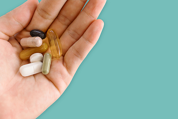 포토 JPG 해외이미지 손 실내 들기 신체부위 알약 약 파란배경 해외포토 백그라운드 의학 모션 사람 내부 파란색 파일형식 이미지허브