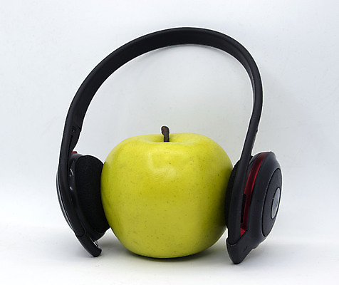 포토 JPG 해외이미지 과일 아침 사람없음 초록색 여름 헤드폰 사과 숙성 해외포토 주간 계절 컬러 음향기기 파일형식 이미지허브