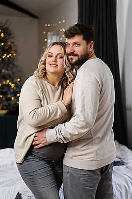 포토 JPG 해외이미지 나무 백인 라이프스타일 커플 여자 남자 행복 어린이 크리스마스 2 가족 관계 포옹 엄마 남편 주택 함께함 실내 사랑 서기 미소 사람 성인 두명 부모 소파 임산부 임신 방 터치 아기 아내 기다림 아빠 돌봄 해외포토 서양인 식물 기념일 감정 컨셉 의자 안기 모션 표정 내부 건물 생활 파일형식 이미지허브