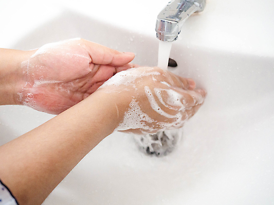 포토 JPG 해외이미지 손 실내 신체부위 세면대 수도꼭지 화장실 손씻기 비누거품 위생관리 해외포토 관리 사람 내부 거품 씻기 파일형식 이미지허브