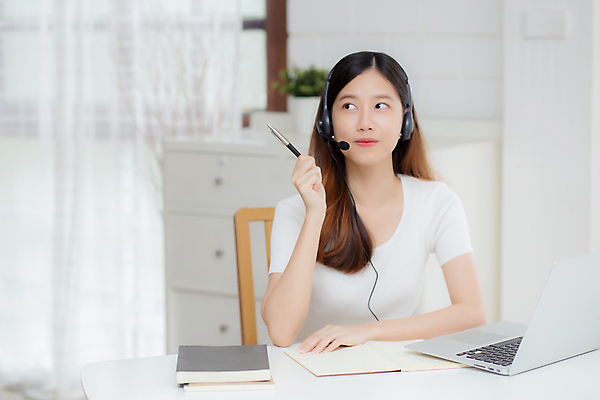 포토 JPG 해외이미지 직업 학생 라이프스타일 여자 교육 행복 아시아 생각 인터넷 비즈니스 통신 설계 거리 주택 아이디어 한명 사람 동양인 성인 노트북 스터디 컴퓨터 디지털 헤드폰 공책 방 기록 업무 가르침 무선전화기 책상 면접 부름 온라인 동영상 소셜 온라인강의 프리랜서 필기체 해외포토 문자 1 감정 나라 음향기기 가구 컨셉 모션 문구용품 인종 건물 생활 전자제품 학습 작업 강의 전화기 파일형식 언택트 이미지허브