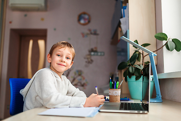 포토 JPG 해외이미지 학생 라이프스타일 교육 어린이 남학생 인터넷 통신 교실 학교 수업 거리 주택 직장 실내 한명 사람 소년 노트북 스터디 컴퓨터 교사 공책 기록 수학 연결 스마트 책상 온라인 가정교사 온라인강의 웨비나 해외포토 직업 1 남자 가구 컨셉 회사 교과목 문구용품 내부 건물 생활 전자제품 학습 강의 세미나 파일형식 언택트 이미지허브