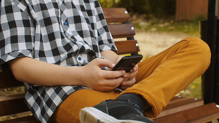 포토 JPG 해외이미지 백인 1 라이프스타일 공원 남자 행복 어린이 인터넷 벤치 통신 자연 관리 사람 소년 사람없음 야외 10대 여름 스마트폰 핸드폰 디지털 웹 잡기 그물 닫기 전화기 온라인 해외포토 서양인 계절 공공시설 감정 의자 모션 청소년 생활 전자제품 스마트기기 생태계 파일형식 이미지허브