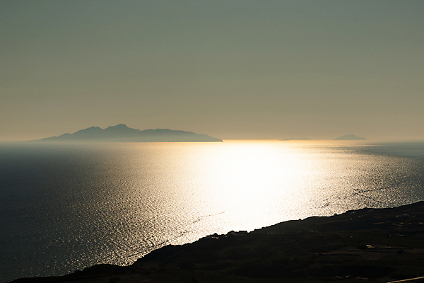 포토 JPG 해외이미지 바다 섬 여행 하늘 휴가 휴식 산 사람없음 야외 물 컬러풀 햇빛 태양 반사 여행객 일몰 활발 그리스 수로 암초 산토리니 그리스인 강렬 수평선 해외포토 자연요소 서양인 유럽 컬러 컨셉 사람 노을 파일형식 이미지허브