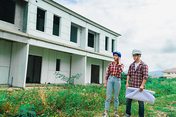 포토 JPG 해외이미지 백인 직업 남자 산업 유니폼 건축양식 노동자 안전 사람 동양인 성인 야외 내부 두명 업무 기술자 엔지니어 수리 제조 감독 계획 안전모 헬멧 건축가 땅 B 창고 서비스 정비공 공학 점검 유지 계약자 프로젝트 해외포토 서양인 알파벳 옷 교육 건축 컨셉 인종 작업 안전장비 보호장비 계약 파일형식 이미지허브