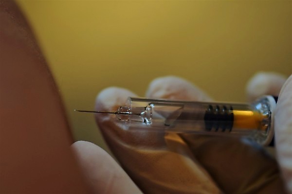 포토 JPG 해외이미지 손 건강 사람없음 약 간호사 의사 바이러스 닫기 소프트포커스 예방 주사약 백신 예방접종 해외포토 의학 모션 촬영기법 신체부위 의료진 접종 파일형식 이미지허브