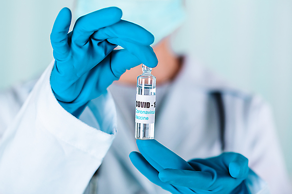 포토 JPG 해외이미지 여자 주사기 한명 들기 상반신 성인 앞모습 아웃포커스 간호사 의사 잡기 바이러스 예방 주사약 백신 예방접종 예방주사 성인여자한명만 코로나바이러스 해외포토 1 뷰포인트 의학 의료기기 모션 촬영기법 사람 약 의료진 접종 여자한명만 성인여자만 파일형식 이미지허브