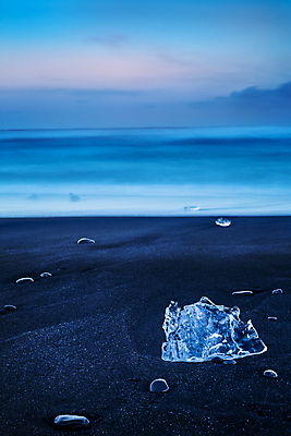 포토 JPG 해외이미지 유럽 모래 바다 여행 자연 하늘 날씨 아이슬란드 풍경 사람없음 야외 물 파란색 환경 얼음 검은색 놀람 추위 탐험 조약돌 투명 화려 그림 빙하 화산 장면 암초 빙산 대서양 웅장함 해외포토 자연요소 감정 나라 컬러 컨셉 산 표정 돌_바위 생태계 파일형식 이미지허브